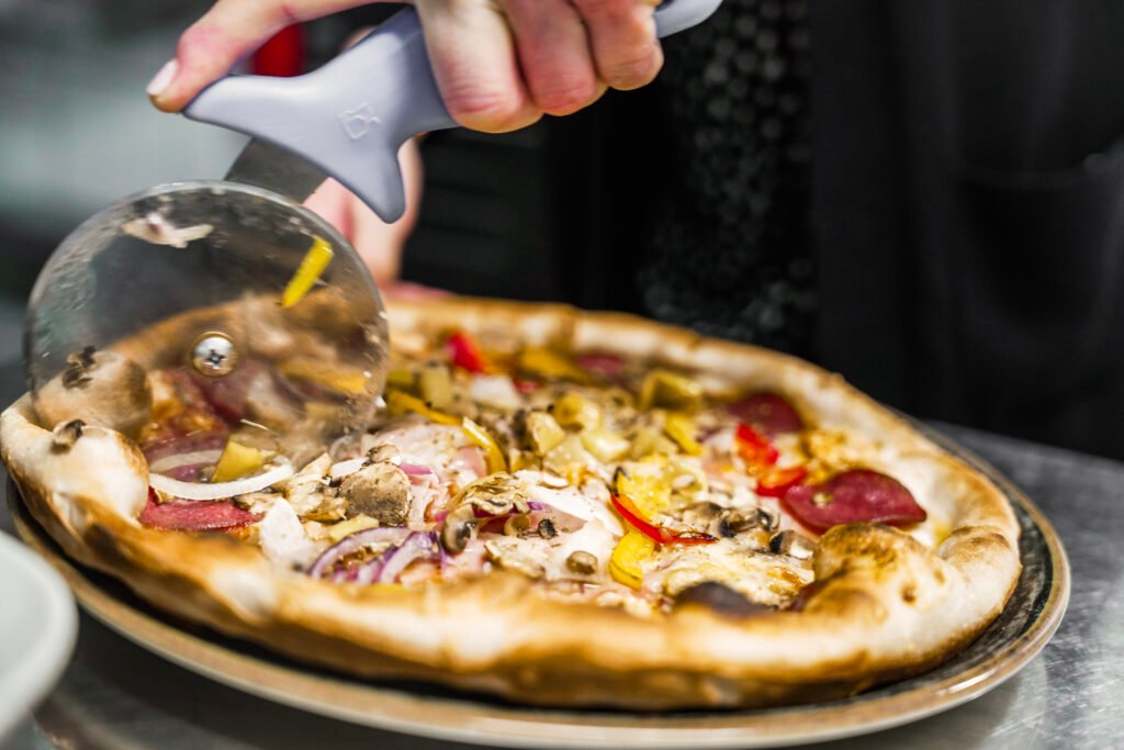 Frisch geschnittene Pizza in der Trattoria Gabriela